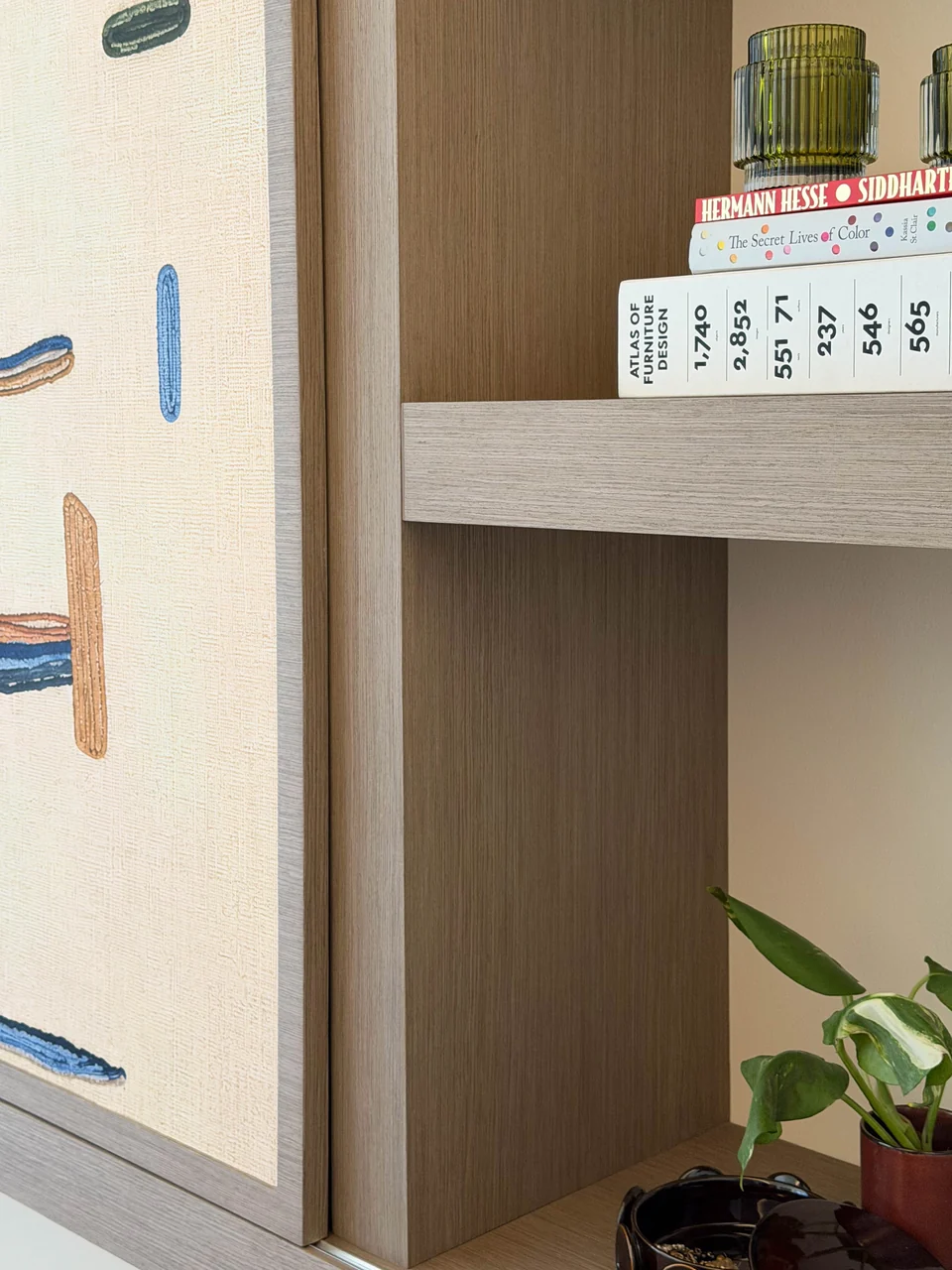 Close joinery junction between a patterned panel, timber upright and shelf